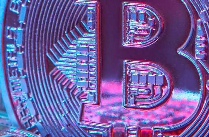 Kripto Tržišta: Odlivi iz Ether i XRP ETFova usred Rasta Glavnih Kriptovaluta – Paradoks ili Predviđanje?
    U dinamičnom svijetu kriptovaluta, vijesti rijetko dolaze bez kompleksnih slojeva interpretacije. Nedavni izvještaji otkrivaju zanimljiv, pa čak i paradoksalan trend: dok cijena Ethereuma (ETH) bilježi rast, Ether fondovi su već treću uzastopnu sesiju svjedočili odlivima kapitala. Slična situacija primijećena je i kod XRP ETFova. Istovremeno, šire kripto tržište cvjeta, sa gotovo svim g