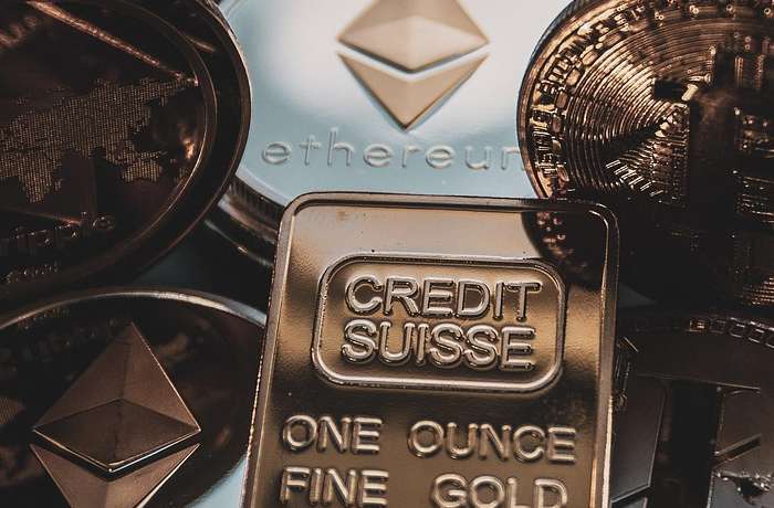 Istorijsko Povećanje Kamatnih Stopa Banke Japana: Jen Slaba, Bitcoin Premašuje $77,000

    U svijetu finansija, rijetki su događaji koji istovremeno iznenade i izazovu kontraintuitivne reakcije tržišta. Jedan takav se dogodio nedavno, kada je Banka Japana (BoJ) preduzela korak koji je dugo izbjegavala – podigla je kamatne stope po prvi put u posljednjih 17 godina, na najviši nivo u 31 godini. Očekivalo se da će ovaj potez ojačati japanski jen. Međutim, desilo se suprotno: jen je oslabio, dok je Bitcoin (BTC) istovremeno doživio spektakularan rast, premašivši granicu od 77.000 dolara. Ova neobična dinamika otvara brojna pitanja o globalnoj ekonomiji, monetarnoj politici i ulozi digitalnih valuta.

    Neočekivani Potez Banke Japana i Iznenadni Rast Bitcoina: O čemu se radi?

    Centralni bankari Banke Japana donijeli su odluku o povećanju kratkoročnih kamatnih stopa za 25 baznih poena, čime su okončali eru negativnih kamatnih stopa koja je trajala od 2016. godin