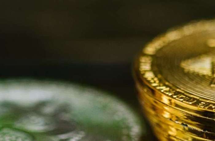 Revolucija Tokeniziranih Dionica: Hoće li Coinbase, Robinhood i Circle biti Rani Pobjednici SECovog Poteza? Analitičari Tvrde...
    U svijetu koji sve više prihvata digitalne inovacije, finansijsko tržište prolazi kroz duboku transformaciju. Nedavni potez Američke komisije za vrijednosne papire i berzu (SEC) prema usvajanju tokeniziranih dionica signalizira potencijalnu revoluciju u načinu na koji se trguje finansijskim instrumentima. Prema analitičarima iz Goldman Sachsa i Citizensa, ovaj strateški pomak SECa otvara vrata novim, ogromnim prilikama u oblastima skrbništva, infrastrukture za tokenizaciju i poravnanja stabilnih kovanica (stablecoin). Štaviše, brokerskim kućama se daje prostor da prošire svoje onchain proizvode, što bi moglo fundamentalno preoblikovati pejzaž investiranja.
    U središtu ove nadolazeće promjene nalaze se igrači poput Coinbasea, Robinhooda i Circlea.